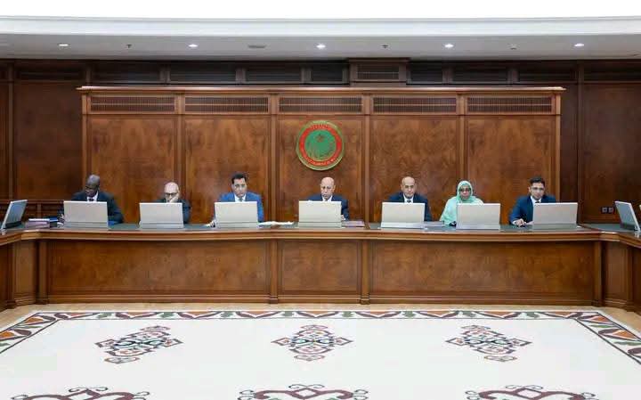 مجلس الوزراء يقر برنامجا استثنائيا لدعم الأسر الهشة ويصادق على تمويل للاقتصاد الأزرق