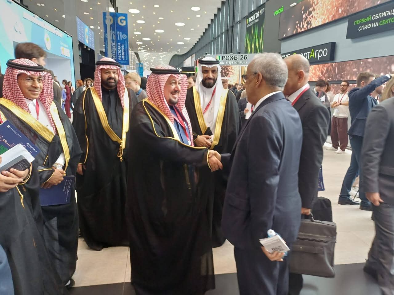 وزير الاقتصاد يبحث في سانت بطرسبورغ فرص الشراكة والاستثمار مع رجال أعمال سعوديين