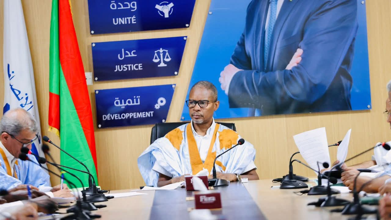 رئيس حزب الإنصاف يسلم منسق الحوار رد أحزاب الأغلبية على الوثيقة المرجعية