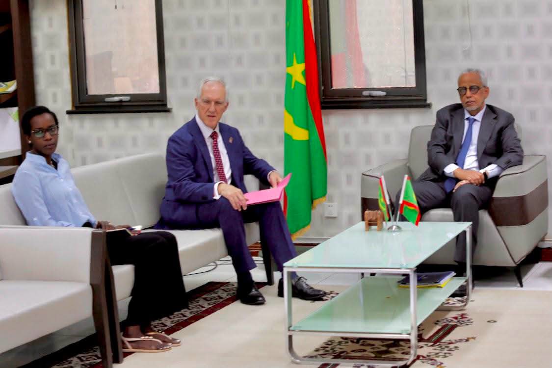 وزير الاقتصاد يبحث مع السفير البريطاني تعزيز التعاون في مجال التنمية الاقتصادية