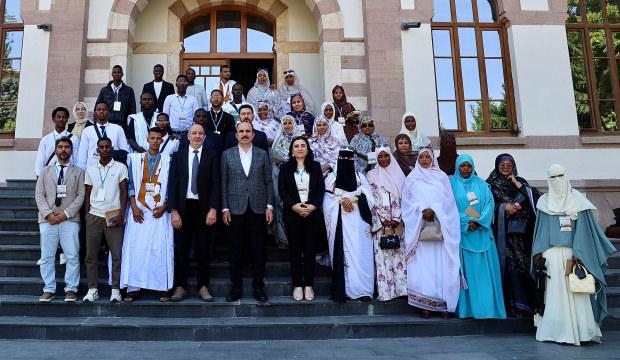 وفد من قسم اللغة التركية بجامعة نواكشوط يزور بلدية قونية في تركيا
