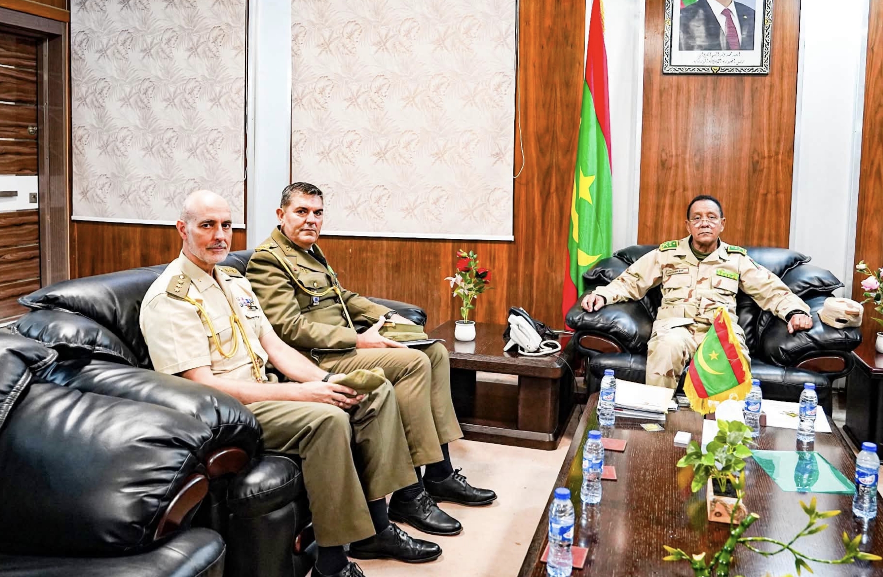 قائد الأركان العامة للجيوش يبحث مع ملحقي الدفاع الإسباني تعزيز التعاون العسكري