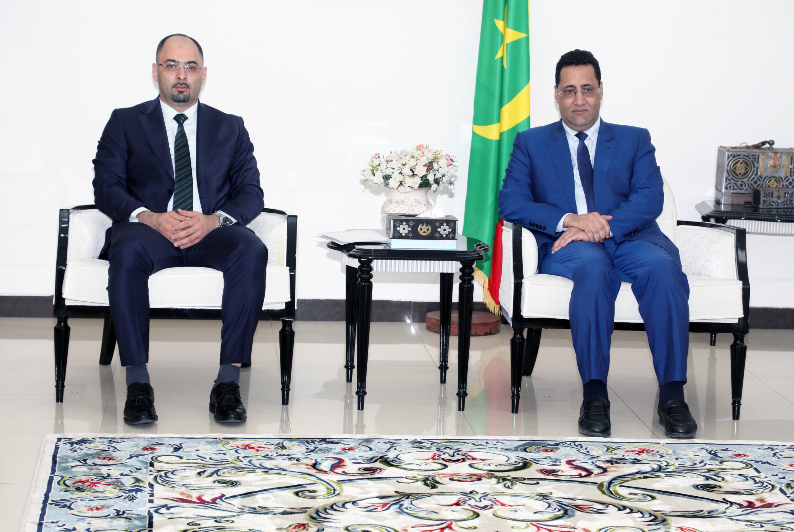 الوزير الأول يبحث مع السفير الجزائري تعزيز علاقات التعاون بين البلدين