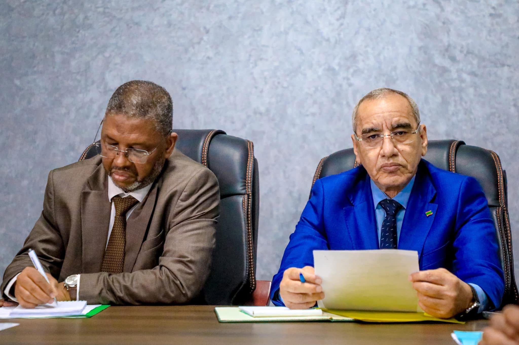 وزير الداخلية يطالب شركة “آرما موريتانيا” بمعالجة اختلالات خدمات النظافة