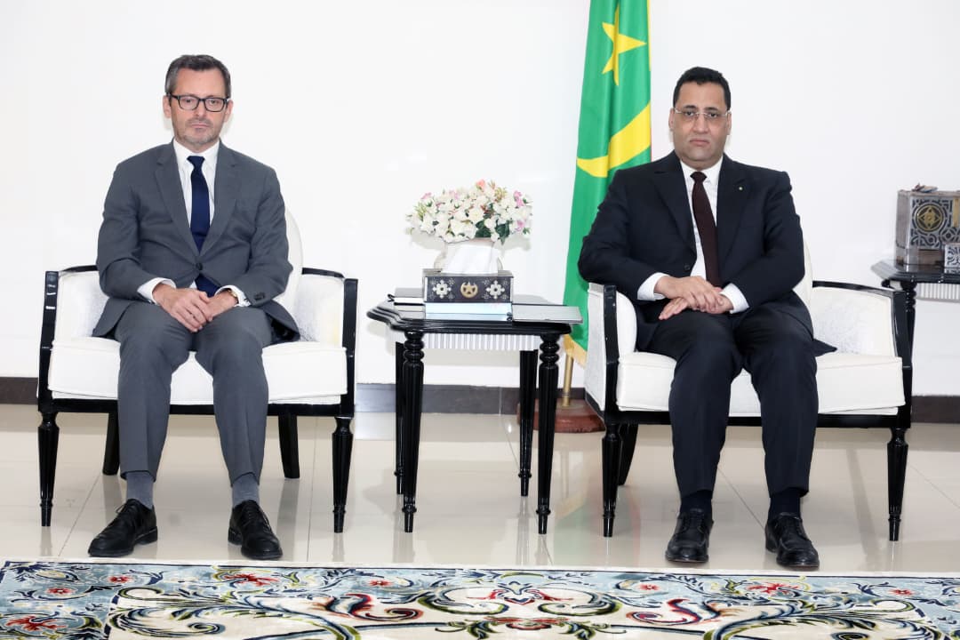 الوزير الأول يبحث مع السفير الفرنسي تعزيز التعاون بين نواكشوط وباريس