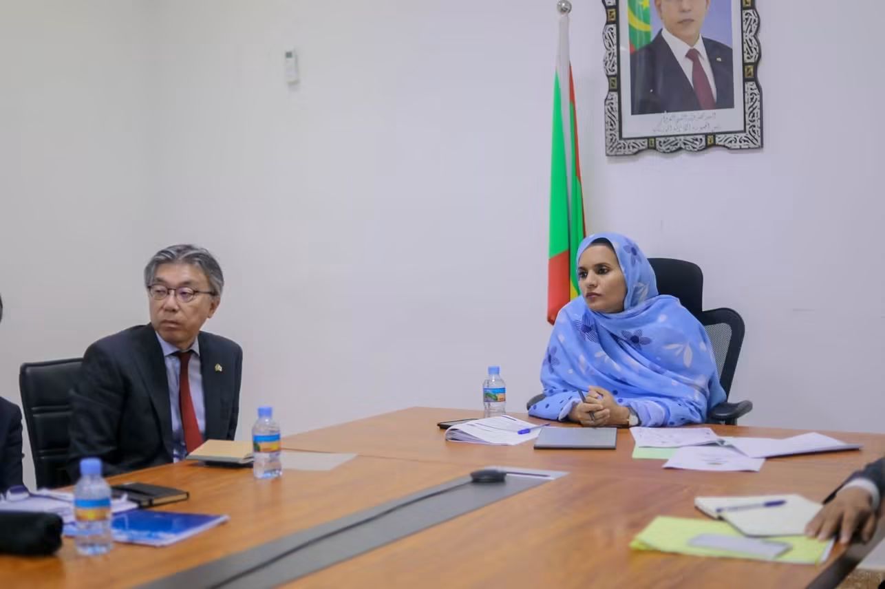 وزيرة المياه تتسلم الدراسة الفنية لمشروع محطة لتحلية مياه البحر في نواذيبو